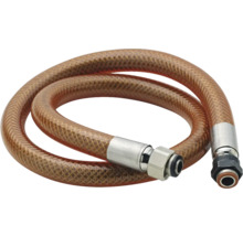 Tuyau de raccordement brun renforcé de fibres avec des raccords en métal et en plastique.