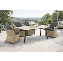 Gartensitzgruppe mit Esstisch und vier Korbsesseln auf einer Terrasse