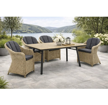 Gartensitzgruppe mit vier Rattanstühlen, grauem Sitzkissen und rechteckigem Tisch auf einer Terrasse mit Seeblick