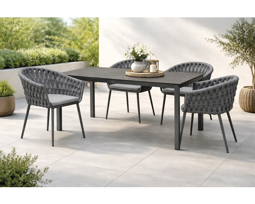 Gartensitzgruppe mit Tisch und vier Stühlen mit Sitzkissen auf Terrasse