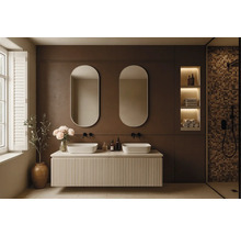 Salle de bain moderne avec meuble-lavabo, deux miroirs, étagères encastrées et espace douche