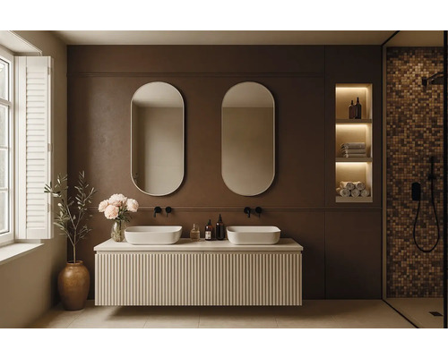 Salle de bain moderne avec meuble-lavabo, deux miroirs, étagères encastrées et espace douche