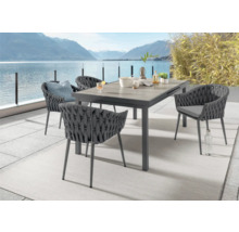 Gartensitzgruppe mit Esstisch und vier Stühlen auf Terrasse