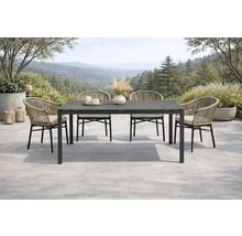 Ensemble de jardin avec table à manger et chaises sur une terrasse