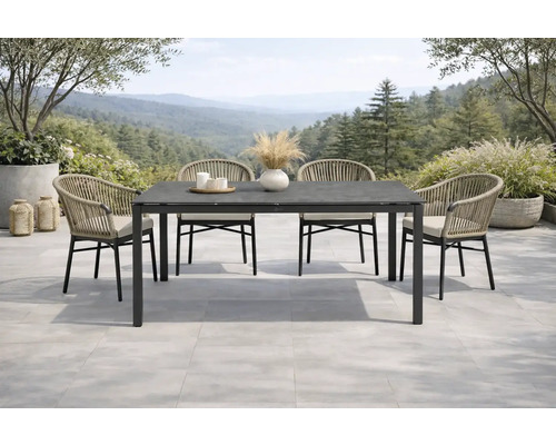 Ensemble de jardin avec table à manger et chaises sur une terrasse