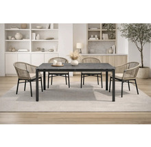 Table de salle à manger avec quatre chaises dans une salle à manger lumineuse.