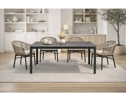 Table de salle à manger avec quatre chaises dans une salle à manger lumineuse.