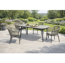 Scène de jardin avec table à manger et quatre chaises à l'extérieur