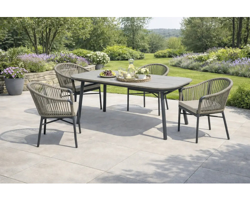 Scène de jardin avec table à manger et quatre chaises à l'extérieur