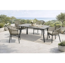 Table de jardin avec quatre chaises sur une terrasse avec vue sur la mer