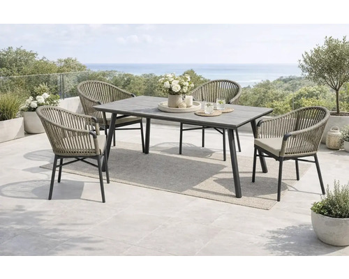 Table de jardin avec quatre chaises sur une terrasse avec vue sur la mer