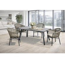 Table à manger avec quatre chaises dans un espace de vie lumineux.