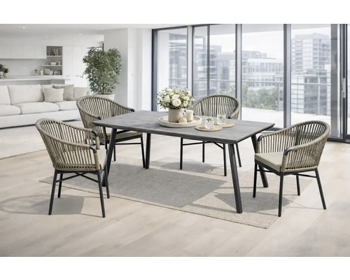 Table à manger avec quatre chaises dans un espace de vie lumineux.