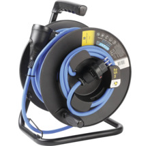 Kabeltrommel mit blauem Elektrokabel auf schwarzem Rahmen