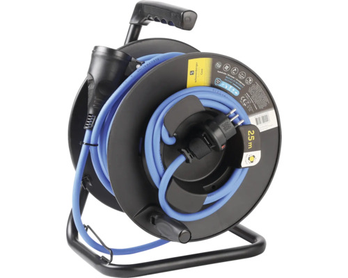 Kabeltrommel mit blauem Elektrokabel auf schwarzem Rahmen