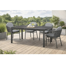 Gartentisch mit vier Stühlen auf einer Terrasse mit Pflanzen