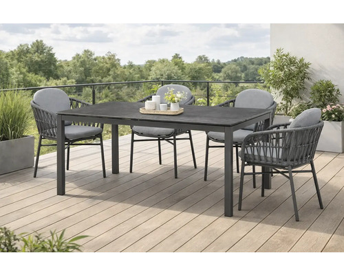 Gartentisch mit vier Stühlen auf einer Terrasse mit Pflanzen