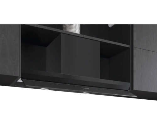 Dunstabzugshaube unter einem Hängeschrank in der Küche