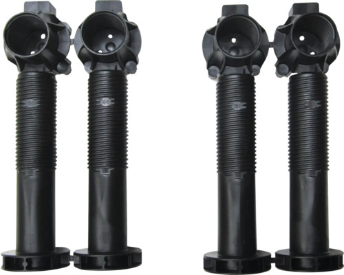 Lot de quatre pieds de meuble réglables en plastique noir pour armoires de cuisine.