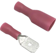 Zwei Kabelschuhe mit Flachsteckhülsen