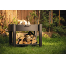 Brennholzregal aus Metall mit Brennholz im Garten