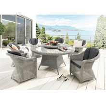 Ensemble de salon de jardin avec chaises en rotin et table ronde sur une terrasse avec vue sur le lac.