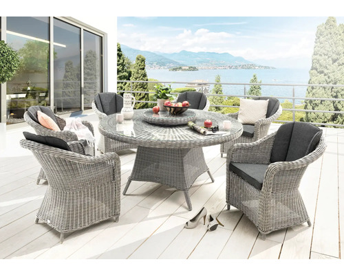 Ensemble de salon de jardin avec chaises en rotin et table ronde sur une terrasse avec vue sur le lac.