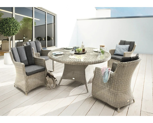 Ensemble de table de jardin ronde en rotin avec quatre fauteuils sur une terrasse