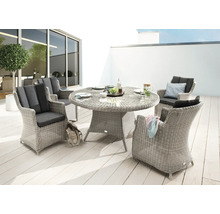 Scène de jardin avec table à manger ronde et chaises en rotin