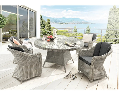 Ensemble de meubles de jardin avec table ronde et quatre chaises sur une terrasse avec vue sur le lac