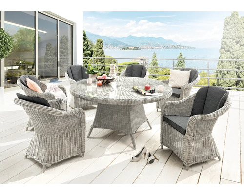 Ensemble de salon de jardin avec table et chaises sur une terrasse avec vue sur le lac