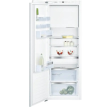 Réfrigérateur ouvert avec des aliments sur les étagères et dans les compartiments