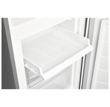 Innenraum eines Kühlschranks mit einer Ablage