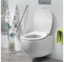 Wandhängendes WC mit offenem Spülrand und erhöhtem Sitzkomfort in einem hellen Badezimmer.