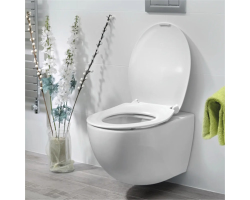 Wandhängendes WC mit offenem Spülrand und erhöhtem Sitzkomfort in einem hellen Badezimmer.