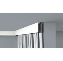 Gardinenleiste mit Vorhang in einem Raum.