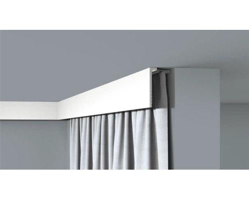 Gardinenleiste mit Vorhang in einem Raum.