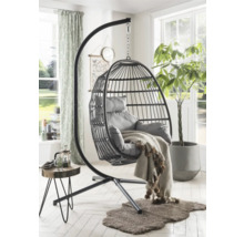 Hängesessel mit Korb, Kissen und Ständer im Wohnzimmer