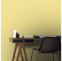Scène avec bureau, chaise et papier peint à rayures