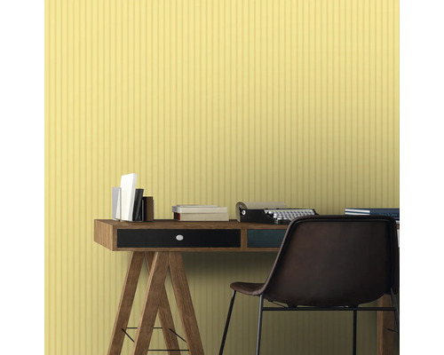 Scène avec bureau, chaise et papier peint à rayures