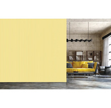 Scène avec mur lambrissé jaune et salon en arrière-plan