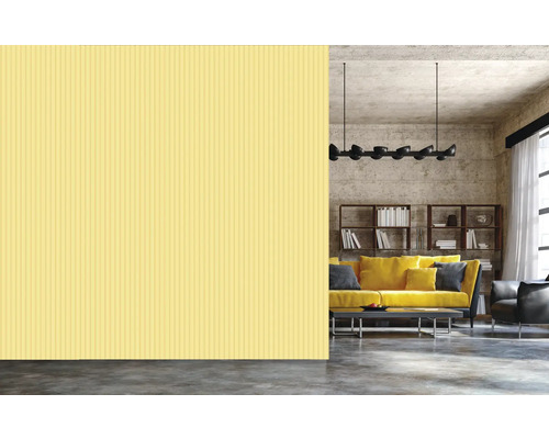 Scène avec mur lambrissé jaune et salon en arrière-plan