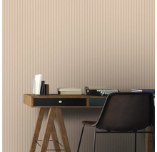 Chambre décorative avec papier peint rayé, bureau et chaise