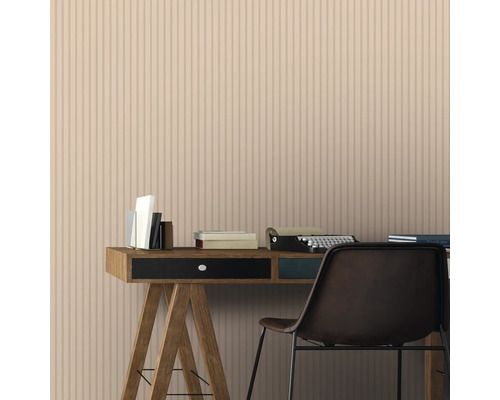Chambre décorative avec papier peint rayé, bureau et chaise
