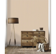 Séjour avec commode, lampadaire et papier peint rayé
