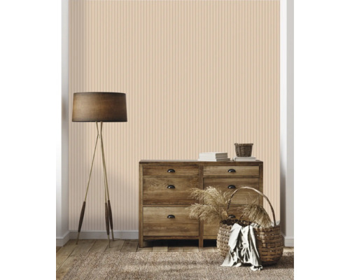 Séjour avec commode, lampadaire et papier peint rayé