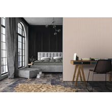 Chambre à coucher avec lit, bureau et fenêtre pour une atmosphère lumineuse et organisée.