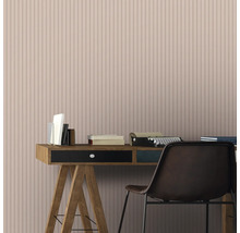 Bureau avec bureau, chaise, livres et papier peint rayé