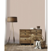 Salon avec commode, lampadaire et papier peint rayé