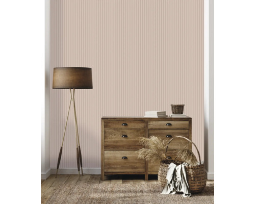 Salon avec commode, lampadaire et papier peint rayé